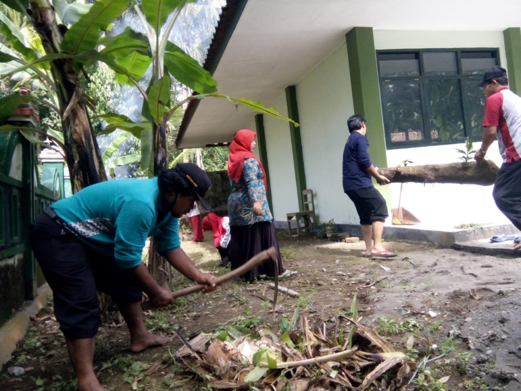 Detail 2 Anak Wanita Gambar Mengubur Barang Bekas Nomer 20