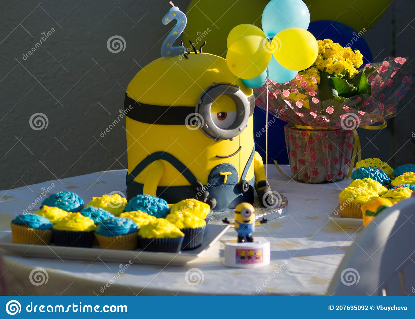 Detail 2nd Birthday Minions Cake Nomer 19