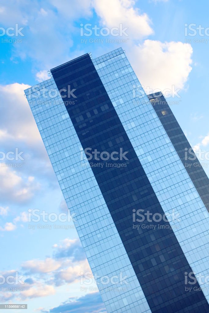 Detail Gedung Perkantoran Modern Di Latar Belakang Langit Biru Foto Stok Unduh Gambar Sekarang 8897