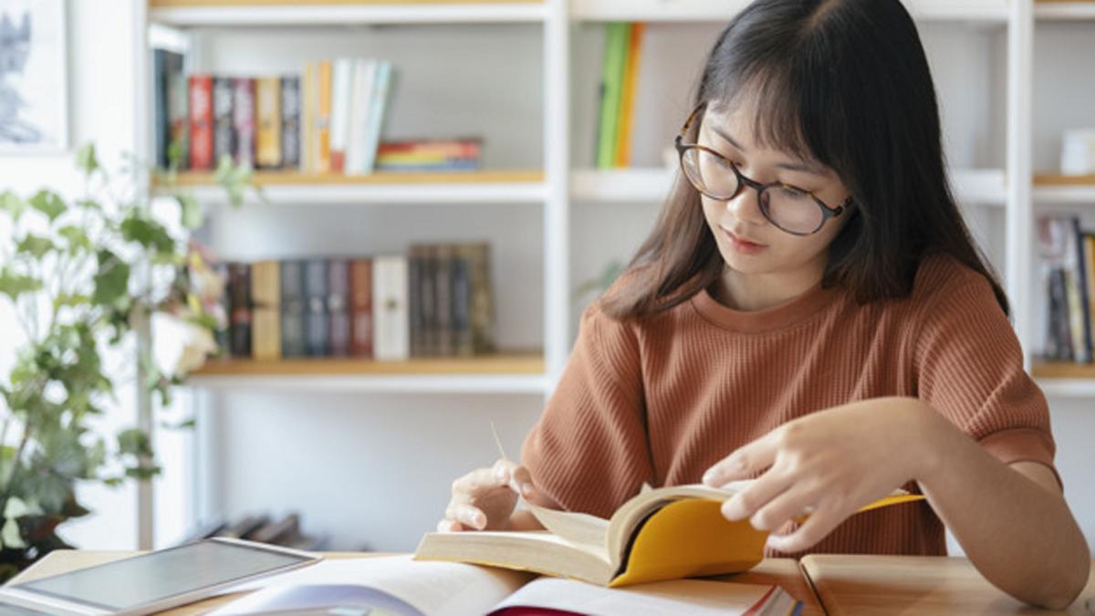 Detail Bahasa Inggrisnya Mereka Sedang Membaca Buku Nomer 4