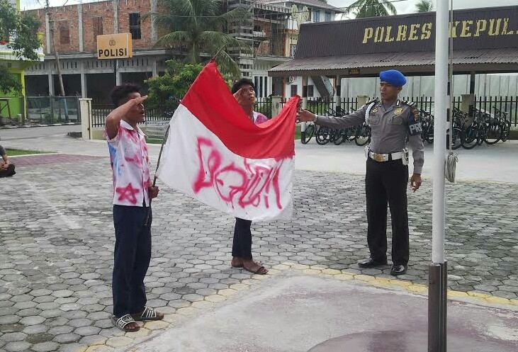 Detail Bendera Indonesia Gambar Pulau Jpg Nomer 45