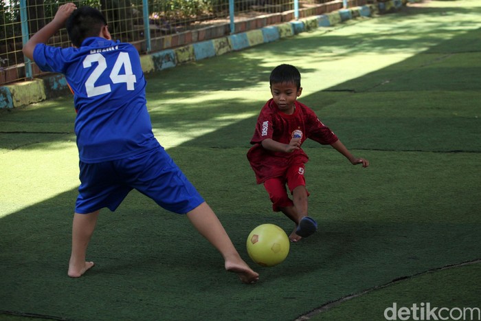 Bermain Bola Di Lapangan - KibrisPDR