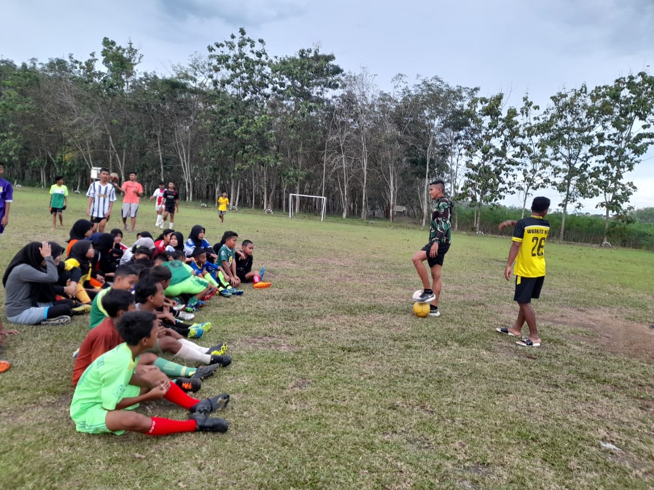 Detail Bermain Bola Di Lapangan Nomer 10