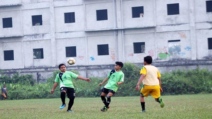 Detail Bermain Bola Di Lapangan Nomer 15