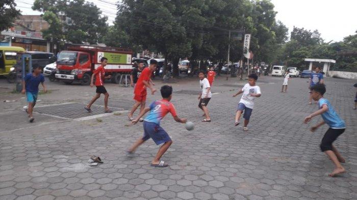 Detail Bermain Bola Di Lapangan Nomer 17
