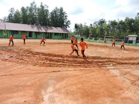 Detail Bermain Bola Di Lapangan Nomer 18