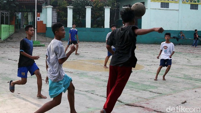 Detail Bermain Bola Di Lapangan Nomer 19