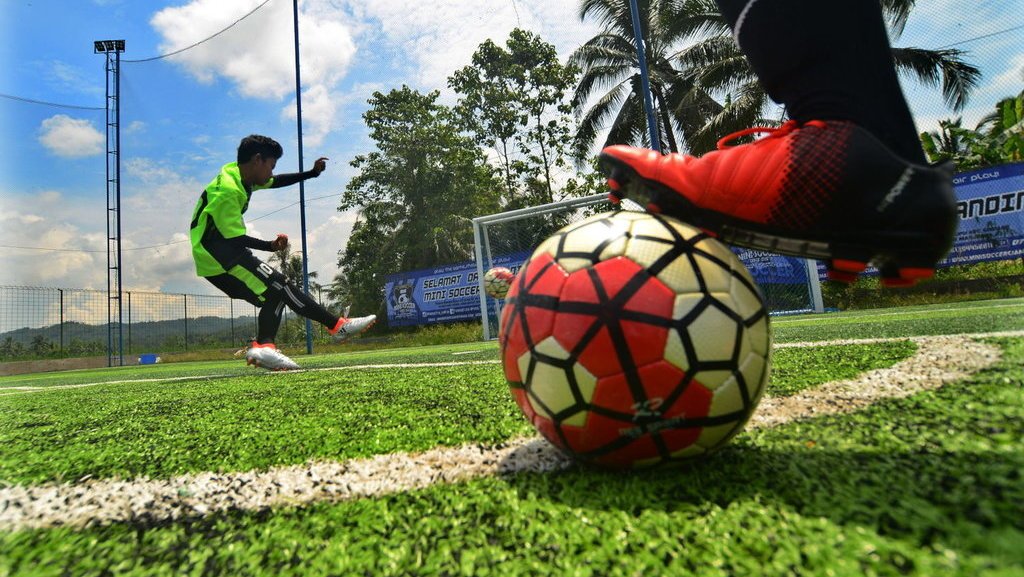 Detail Bermain Bola Di Lapangan Nomer 21