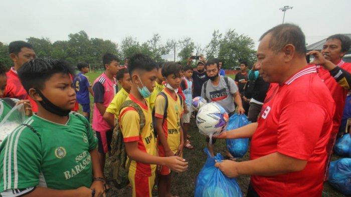 Detail Bermain Bola Di Lapangan Nomer 27