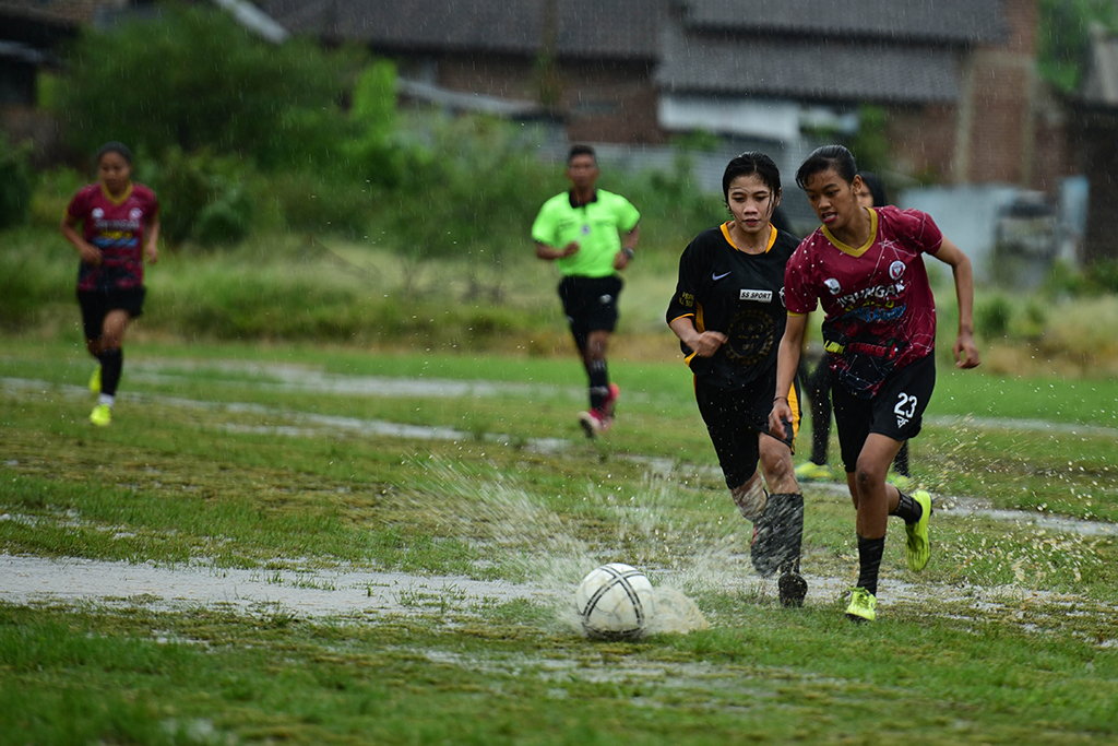 Detail Bermain Bola Di Lapangan Nomer 30