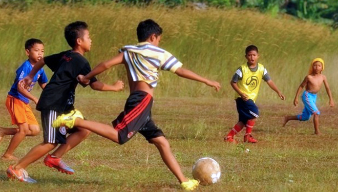 Detail Bermain Bola Di Lapangan Nomer 4