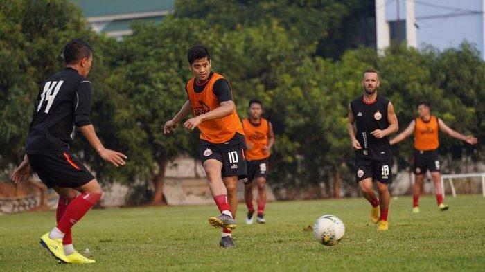 Detail Bermain Bola Di Lapangan Nomer 5
