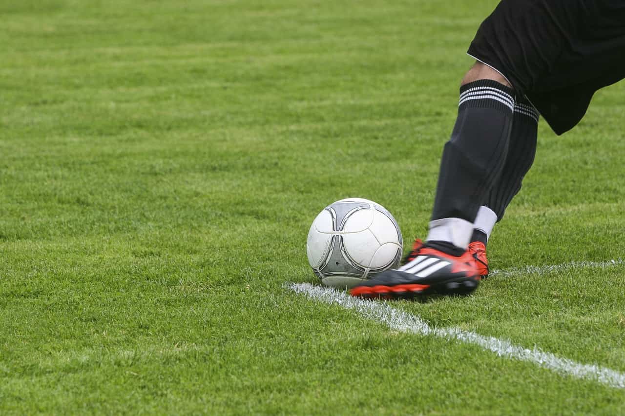 Detail Bermain Bola Di Lapangan Nomer 38