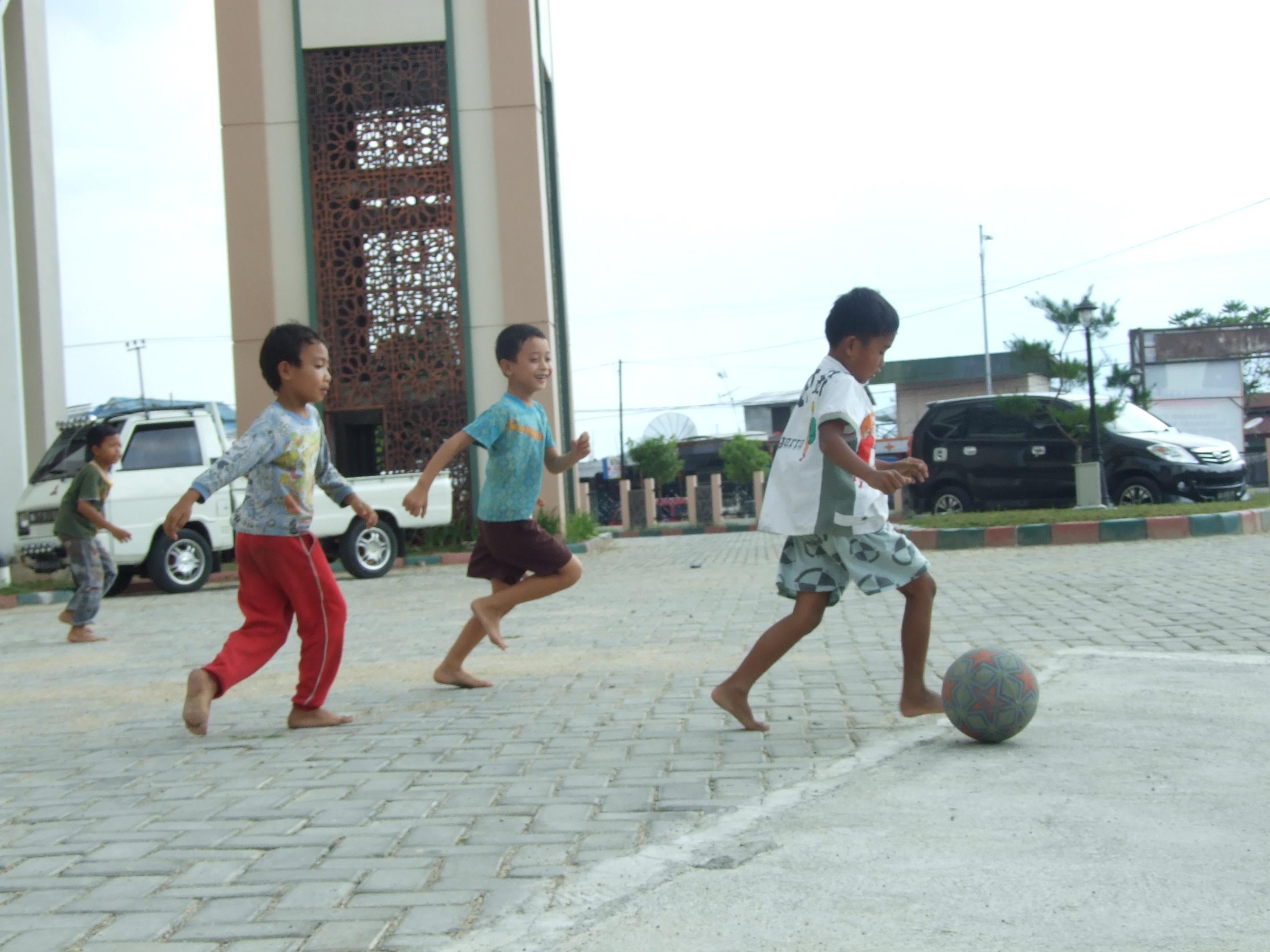 Detail Bermain Bola Di Lapangan Nomer 43
