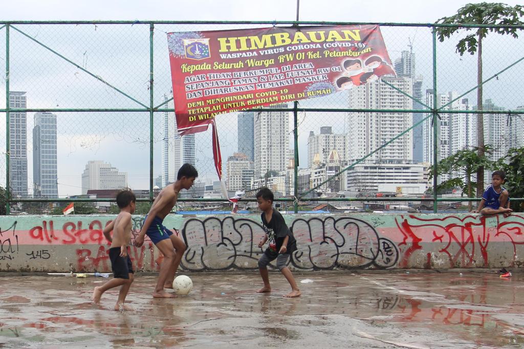Detail Bermain Bola Di Lapangan Nomer 44