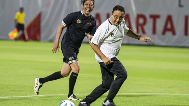 Detail Bermain Bola Di Lapangan Nomer 45
