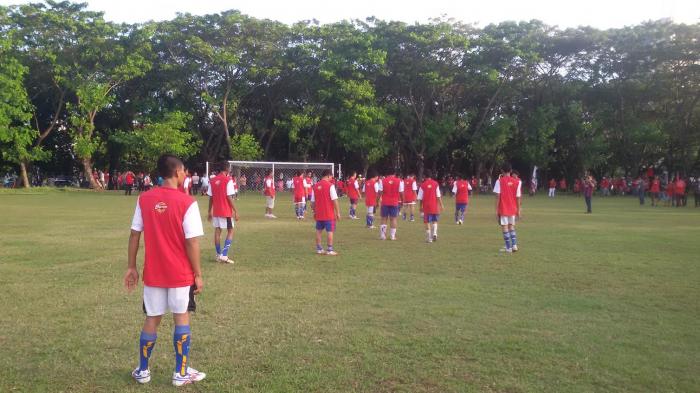 Detail Bermain Bola Di Lapangan Nomer 6