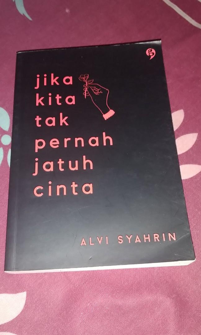 Detail Buku Alvi Syahrin Jika Kita Tak Pernah Jatuh Cinta Nomer 11