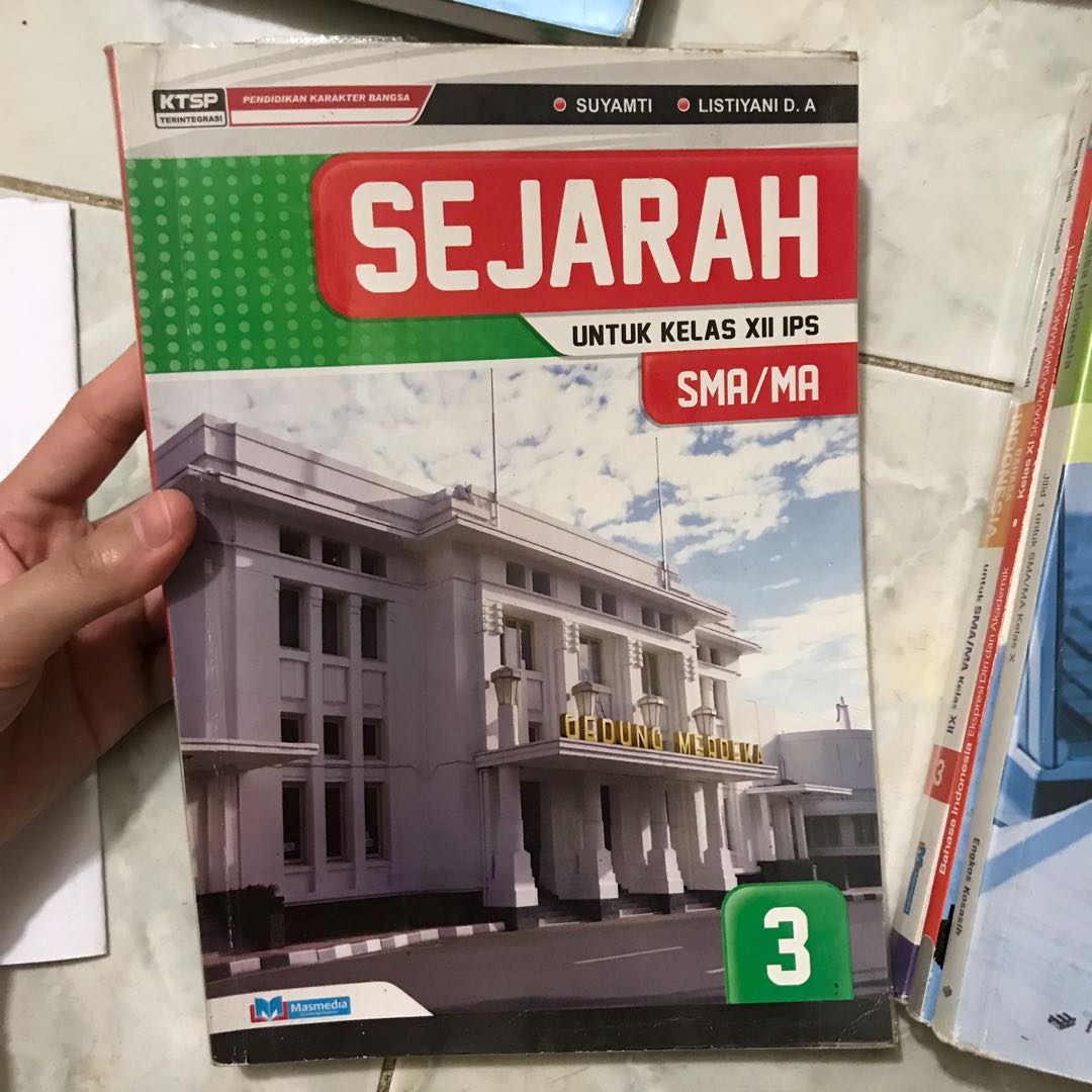 Detail Buku Bahasa Indonesia Ekspresi Diri Dan Akademik Kelas 12 Nomer 37