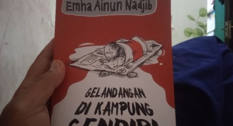 Detail Buku Emha Ainun Najib Terbaru Nomer 28