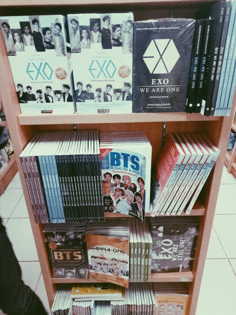 Detail Buku Exo We Are Still One Nomer 16