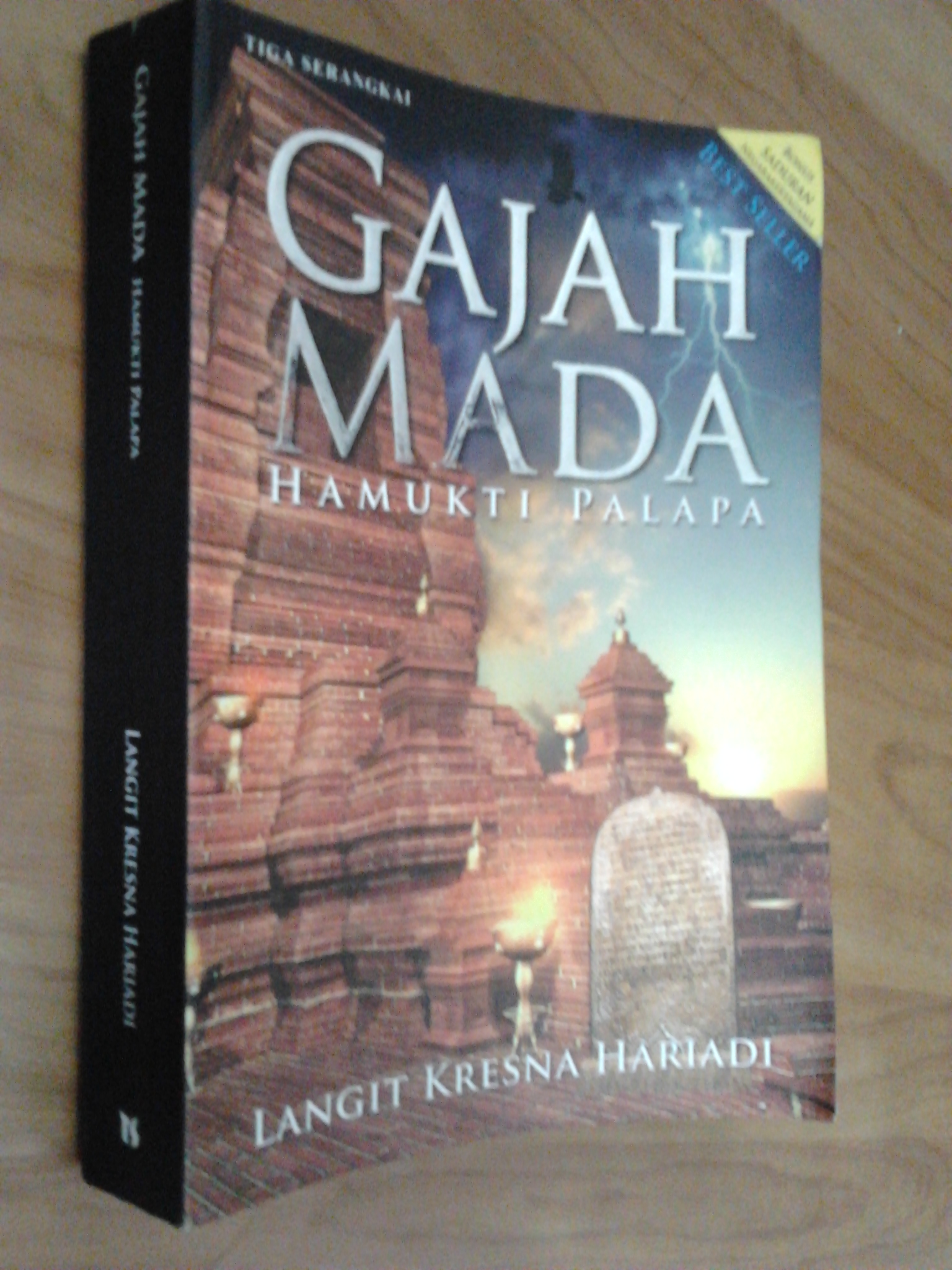 Detail Buku Gajah Mada Nomer 16