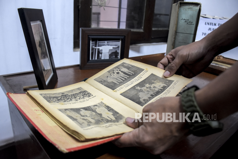Detail Buku Indonesia Menggugat Nomer 38
