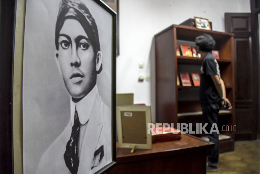 Detail Buku Indonesia Menggugat Nomer 40