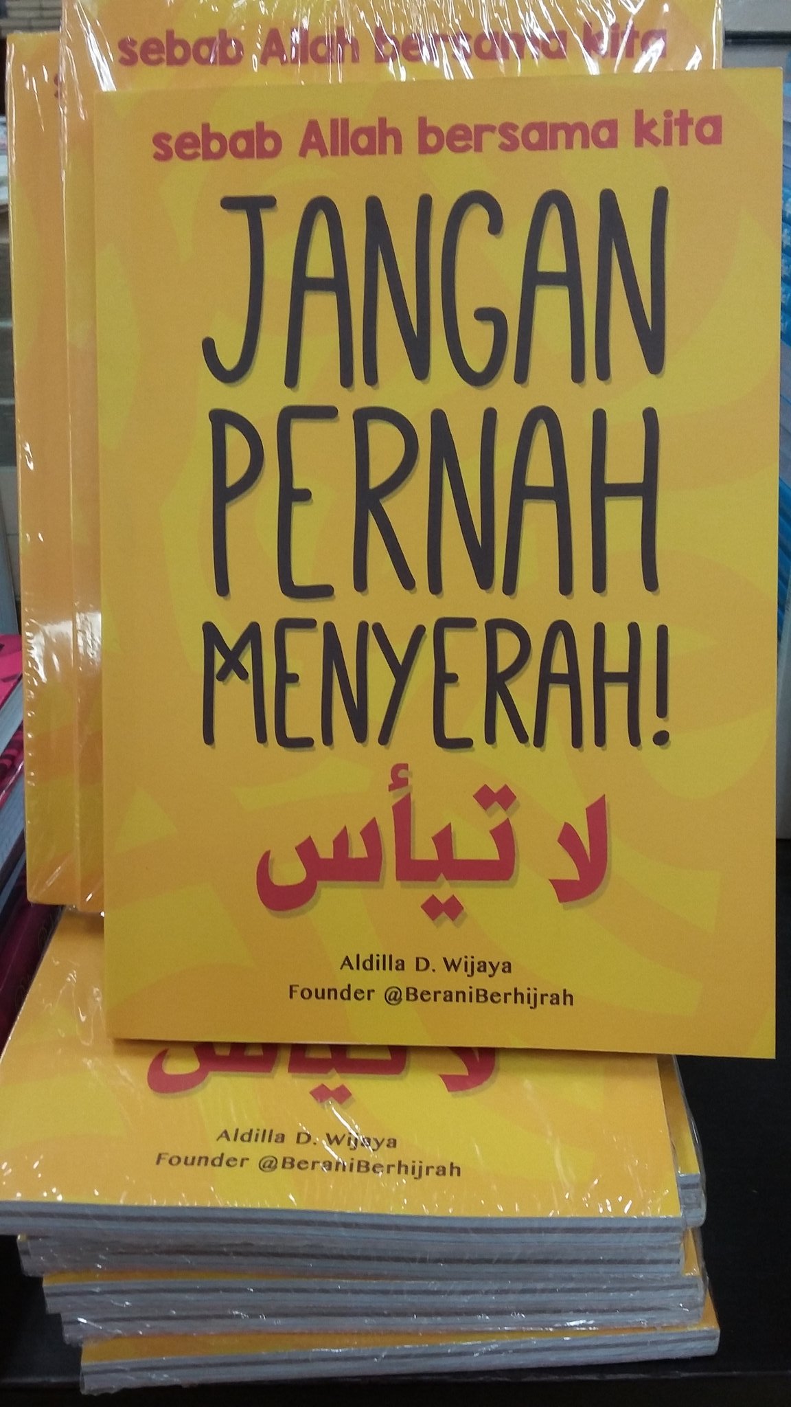 Detail Buku Jangan Pernah Menyerah Sebab Allah Bersama Kita Nomer 32