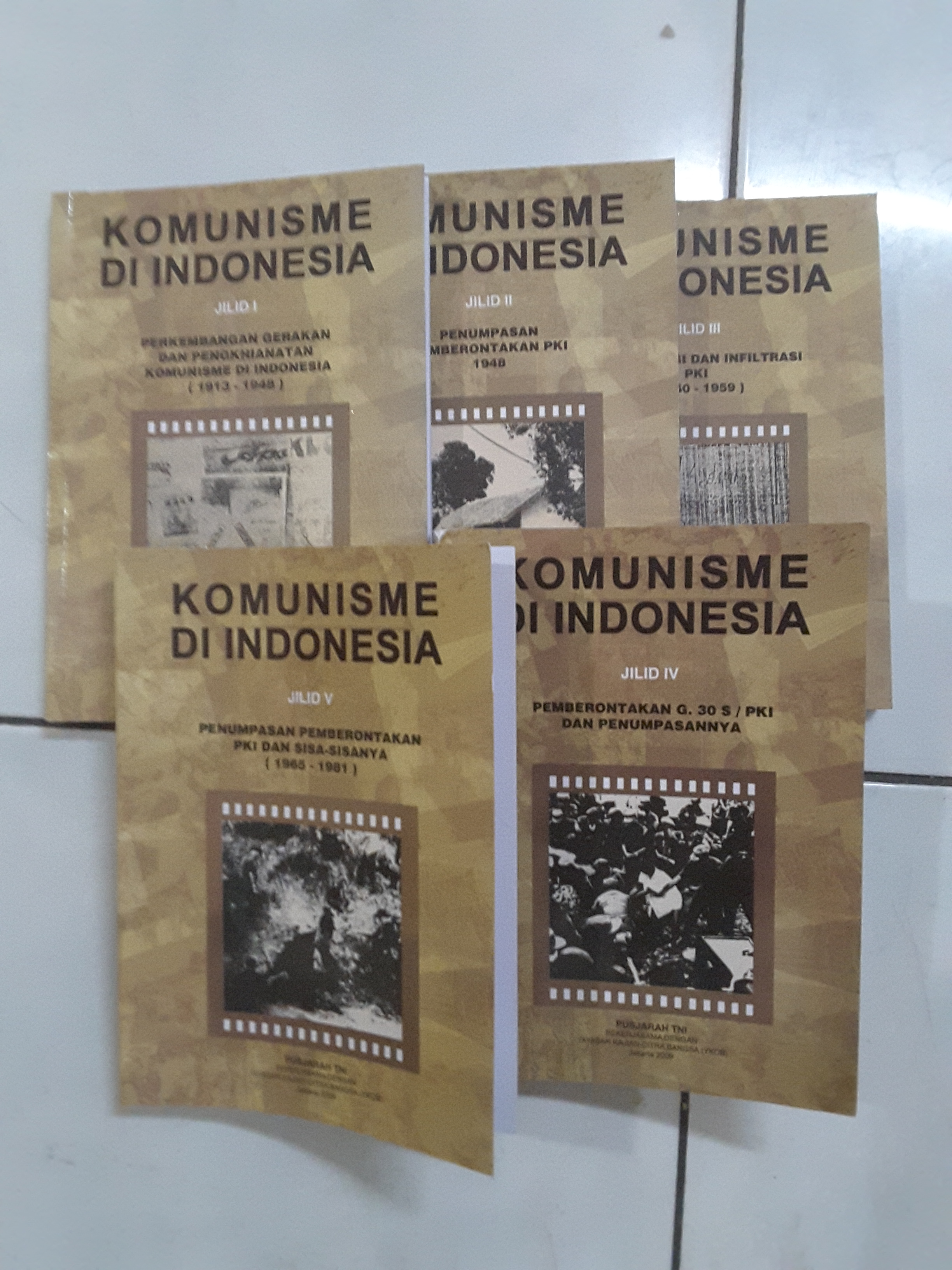 Detail Buku Komunisme Di Indonesia Nomer 37