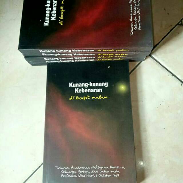 Detail Buku Kunang Kunang Kebenaran Di Langit Malam Nomer 2