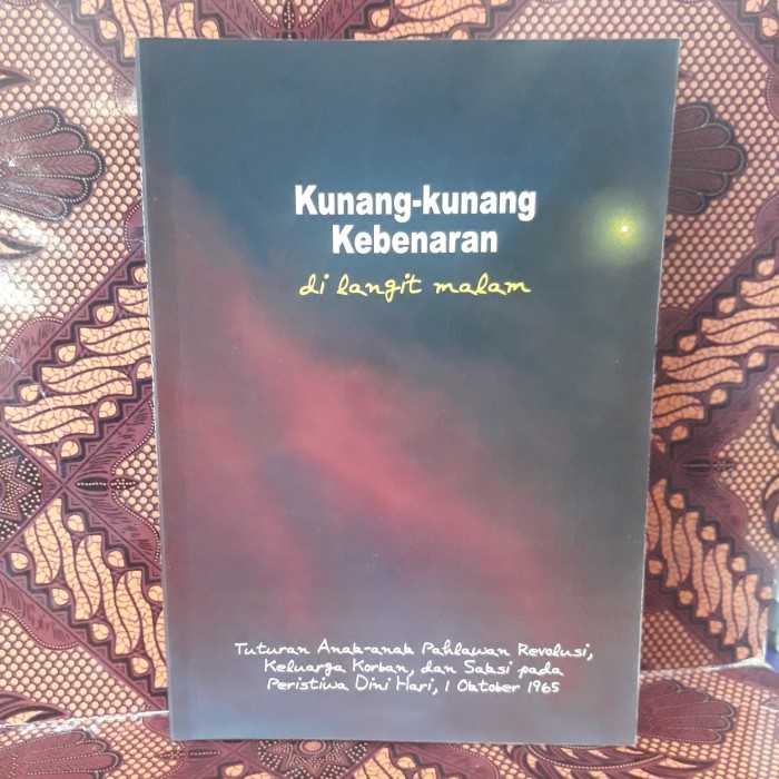 Detail Buku Kunang Kunang Kebenaran Di Langit Malam Nomer 8