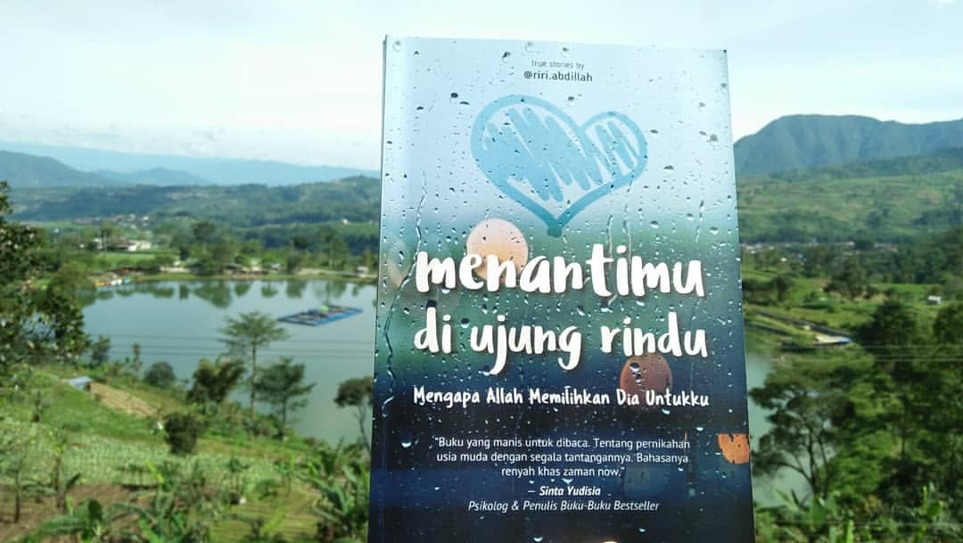 Detail Buku Menantimu Di Ujung Rindu Nomer 22