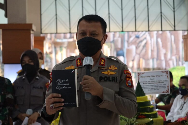 Detail Buku Menjadi Manusia Nomer 41