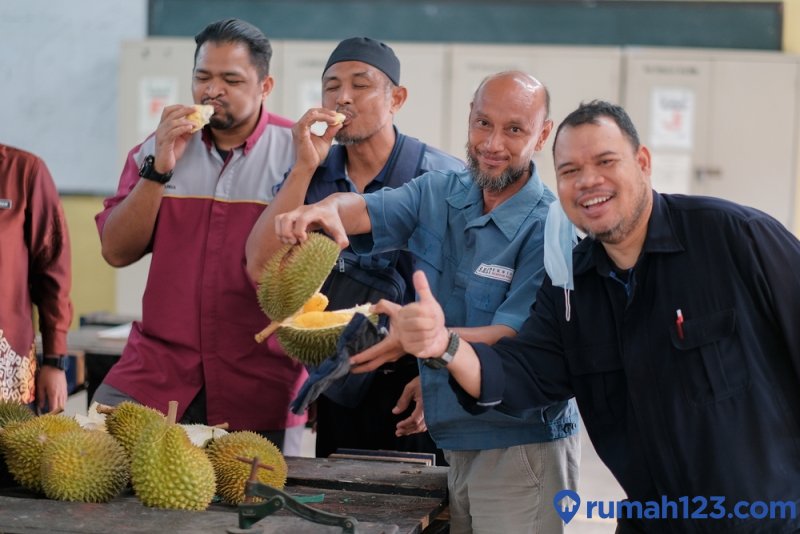 Detail Buku Mimpi Makan Durian Nomer 37