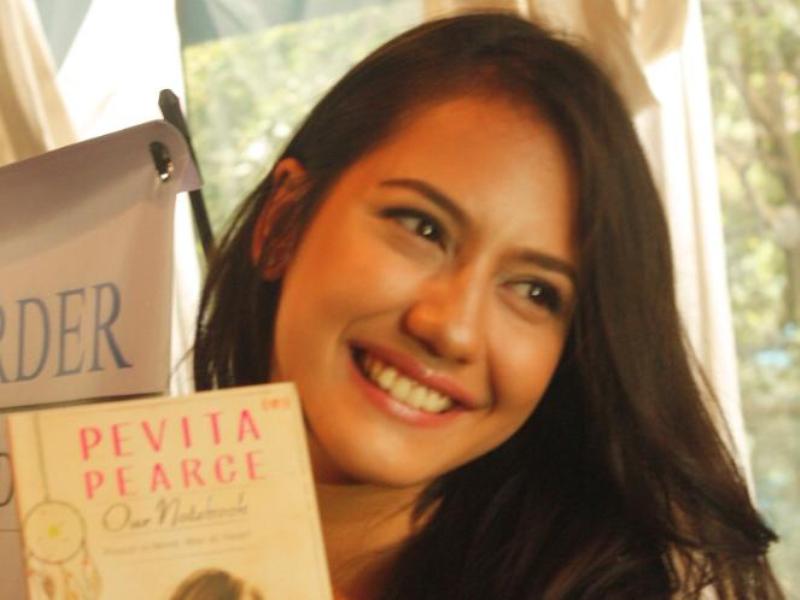 Detail Buku Pevita Pearce Our Notebook Nomer 17