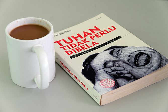 Detail Buku Tuhan Tidak Perlu Dibela Nomer 9