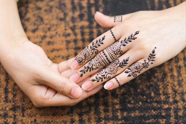 Detail Cara Gambar Henna Di Tangan Nomer 12