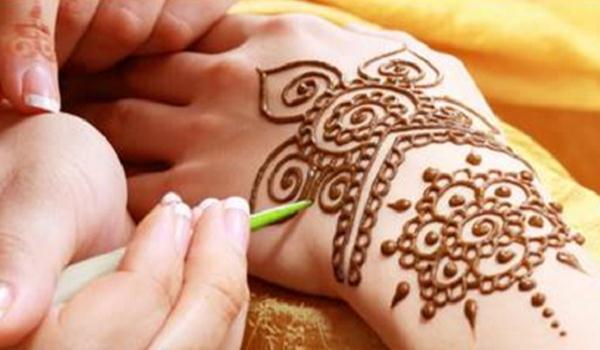 Detail Cara Gambar Henna Di Tangan Nomer 15