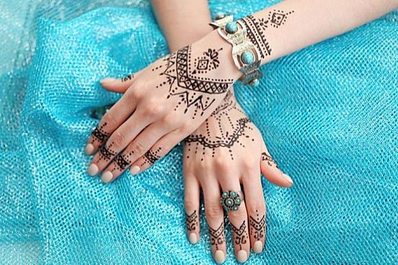 Detail Cara Gambar Henna Di Tangan Nomer 19