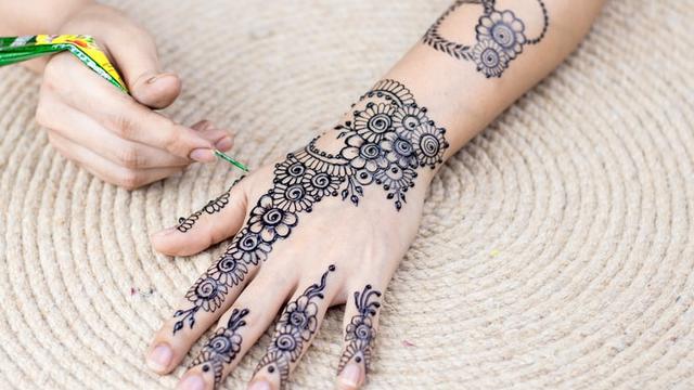 Detail Cara Melukis Henna Di Tangan Nomer 4