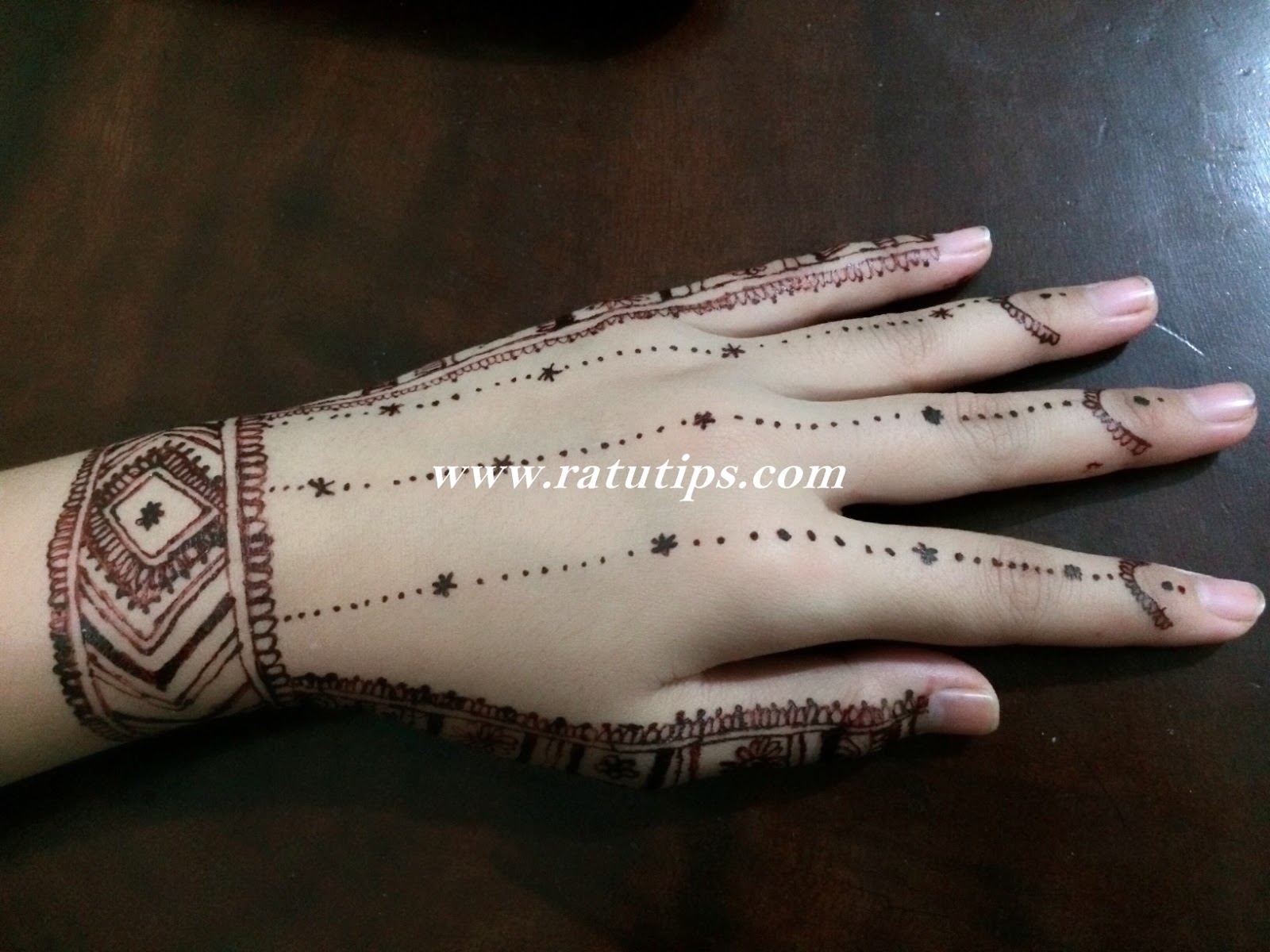 Detail Cara Melukis Henna Di Tangan Nomer 46