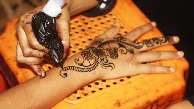 Detail Cara Melukis Tangan Dengan Henna Nomer 13