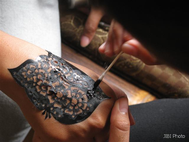 Detail Cara Melukis Tangan Dengan Henna Nomer 41