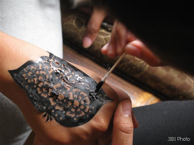 Detail Cara Membuat Lukisan Henna Di Tangan Yang Mudah Nomer 42