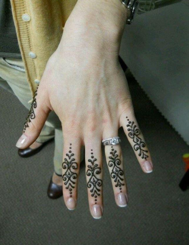 Detail Cara Menggambar Henna Di Tangan Nomer 27