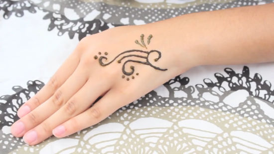 Detail Cara Menghias Henna Di Tangan Nomer 15