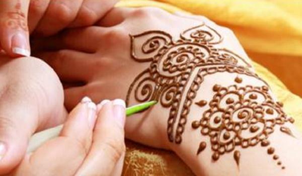 Detail Cara Menghias Henna Di Tangan Nomer 21