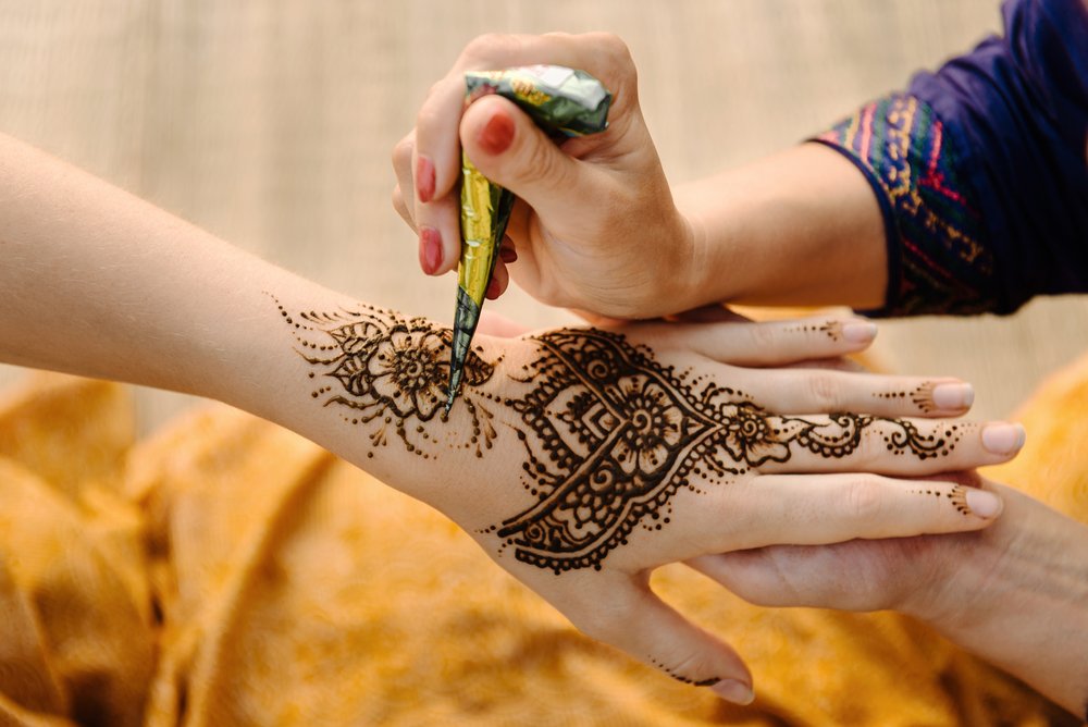 Detail Cara Menghias Henna Di Tangan Nomer 24