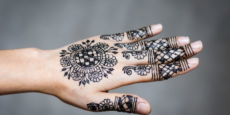 Detail Cara Menghias Henna Di Tangan Nomer 26